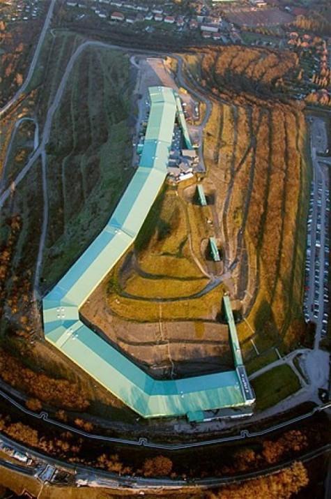 En uzun kapal kayak pisti Almanya'da bulunan Alpin Center'n 640 metre uzunluundaki pisti dnyadaki en uzun kapal pist olma zellii tayor.