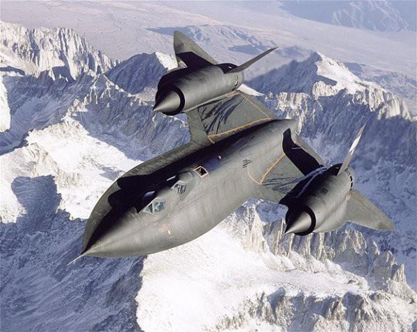 En hzl jet SR-71 Blackbird casus ua, ulat maksimum hz olan 2,193.2 millik hzla bir rekor krmt.