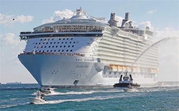 En byk yolcu gemisi Allure of the Seas adl bu gemi, 4 futbol sahas uzunluunda. 5400 yolcu ve 2400 kiilik mrettebat ekibini arlayabiliyor. inde Starbucks bile var!