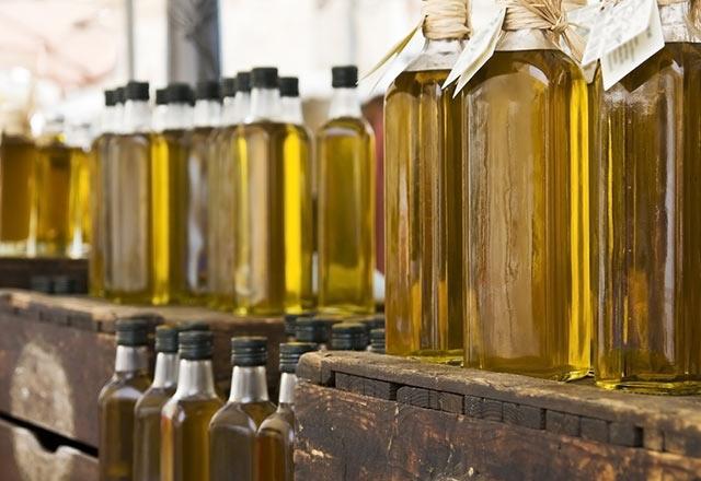 Salkl yaam bilincinin artmasyla birlikte Trkiye&#8217;de zeytinyana olan ilgi giderek artyor. Salkl ve lezzetli bir seim iin zeytinyann retim teknii, kokusu, tad, rengi, markas ve ambalaj en nemli kontrol noktalarn oluturuyor. te yeni sezon rnlerinin tketiciyle bulumaya balad u gnlerde, zeytinya seiminize rehberlik edecek 5 pf nokta&#8230;