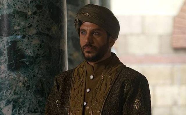 ESER KARABL KMDR? 180 doumlu Eser Karabil, aslen zmirli. zmir Dokuz Eyll niversitesi oyunculuk blmnden mezun oldu. Ezel ve Karagl gibi dizilerde oynadkdan sonra Muhteem Yzyl Ksem'de rol ald. En son Fazilet Hanm ve kzlar dizisinde oynad.