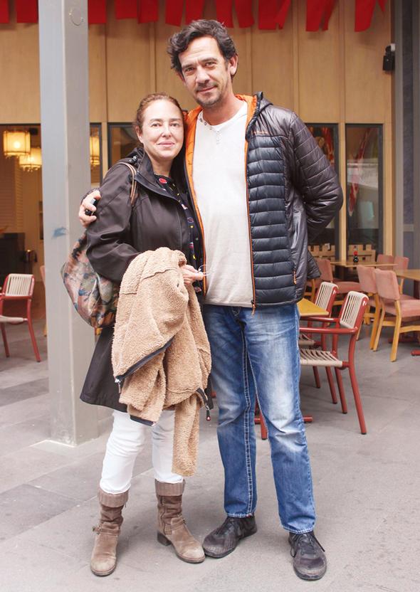 Yllardr setlerden uzak olan zdemirolu, bunun sebebi sorulunca unlar syledi: &#8220;eme&#8217;ye tandk, orada ok rahat ve sakin bir hayatmz var. Yeni projeler geliyor fakat ben bir sre daha uzak kalmak istiyorum.&#8221;