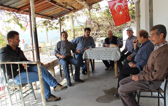 DEDKODU YEN DEL  Mahallenin ok eski bir yerleim yeri olduunu ve eskiden kadlar oturduu iin bu blgeye Kadlar Mahallesi dendiini belirten kyller, gnlerdir bahse konu evin altndaki dikilitan olduu blgede bir rivayete gre 4 ton baka bir rivayete gre 40 ton altn varlnn konuulduunu syledi. Sylentilerin gerek olmas iin herkes adeta dua ederken, evin altndaki ahrda bulunan koskoca ta da grenleri artyor. Kaznn nmzdeki gnlerde yaplaca belirtildi.