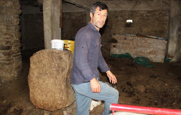 LEMEL TALAR VE MAARA...Dedesinden miras kalma Kadlar Mahallesi&#8217;ndeki evin zerine yeni ev yaparken ok sayda ilemeli ve tarihi deeri olan talarla, maara ktn belirten endil nl, "Ne karsa ksn. Resmi ve devlet eliyle kazlmasn istiyorum. Bunun iin resmi ilemler balad. Evraklar tamamlandktan sonra kaz yaplacak. Kimisi 4 ton kimisi 40 ton altndan sz ediyor. Bunu bilmiyoruz ama ok deerli eylerin olduunu duyduk&#8221; diye konutu.