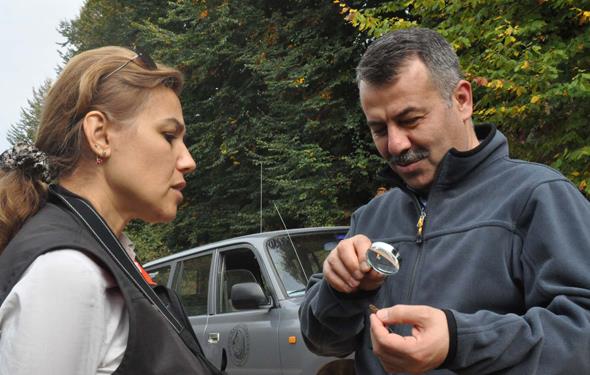 BYOLOJK MCADELE BALIYOR  Entomoloji Uzman Dr. Kahraman pekda, "Yalova Gack blgesinde biyolojik mcadele balatlmt. imdi negl&#8217;de de biyolojik mcadele almas balatyoruz. nmzdeki Kasm ayyla beraber biyolojik mcadele almalar balayacak. Bugn gzlemlerimizin yan sra kestane reticileriyle bir takm fikir alverilerinde bulunduk. Kestane Gal Ars mcadelesi uzun soluklu bir i. lk olumlu sonular almak iin 4-5 seneye ihtiyacmz var&#8221; eklinde konutu.