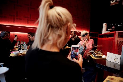 Gn getike lidyallardan beri demelerde kullandmz para yerine farkl ve bir o kadar da ilgin yntemlere brakyor. talya'nn Milano kentindeki sui restoran da ilgin uygulamasyla dikkat ekiyor. Yeni alan restoranda mterilere sosyal medyadaki takipilerine baklarak hesap yazlyor.