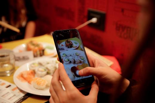 Restoranda Instagram kullanclar be kategoriye ayrlyor. lk siparii verdikten sonra Instagram'da bin takipisi olan mteriye 1 porsiyon yemek ikram ediliyor... 5 bin takipisi olan 2 porsiyon, 10 binden fazla takipisi olan ise 4 porsiyon yemei bedavaya yiyebiliyor.