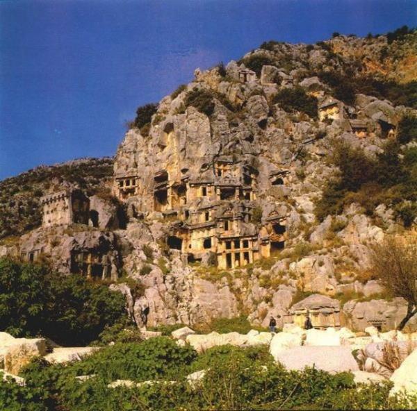 Uluslararas ne sahip Uluslararas bir ne sahip Demre'de Noel Baba Kilisesi, Myra antik kentinin daa ustalkla oyulmu kaya mezarlar grlmeye deer yerler. Ka'a 40 km. mesafede bulunuyor.