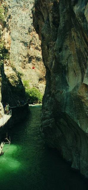 Kanyonda srpriz yolculuk Fethiye-Antalya arasndaki 18 km. uzunluundaki Saklkent, olaanst gzellikler sunan bir vadi olarak karmza kyor. lerlemek iin kayalara trmanacanz mekan size farkl bir deneyim sunacak.