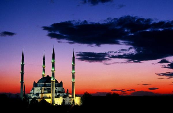 Sinan'n aheseri Selimiye Edirne Selimiye Camii, Mimar Sinan'n bayaptlarindan biri. Ayn zamanda Osmanl-Trk mimarisinin de doruk noktas. eride bulunan inilerin, hatlarn, mermerlerin ve ilemelerin hepsi ise ayr bir sanat eseri.