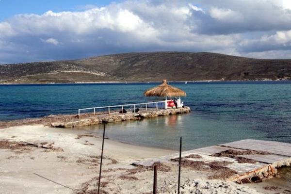 Dnyann srfs burada Alaat, her milletten srfnn akn ettii yerlerin banda geliyor. Hem rzgaryla yln tm zamanlarinda srf yapma imkan tanyor hem de doal gzellikleri, mimarisi ve yetitirilen doal rnleriyle sizi bekliyor.