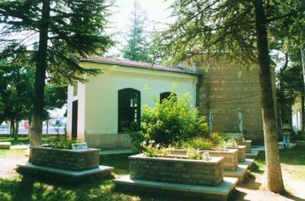 St'te tarihi yolculuk 700 yllk Osmanl Devleti'nin ilk bakenti olan St, Bilecik'in 29 km. dousunda. St'e yolunuzu drp Erturul Gazi, Dursun Faki ve eyh Edebali'nin trbelerini ziyaret edebilirsiniz