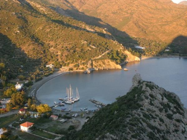 Doada sessiz bir tatil Data merkeze 25 km. uzaklktaki Palamutbk'nde denize girebilir, effaf sularnda balk avlayabilir ve yakn yerlere tekne turuna kabilirsiniz. Sit alan olarak belirlenen ky, denizi ve doay sevenler iin iyi bir tatil imkan sunuyor