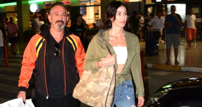 Ge saatlere kadar dostlaryla vakit geiren Defne Samyeli, mekan k muhabirleri grnce sorulardan kaabilmek iin hzla kapda bekleyen aracna doru yneldi.