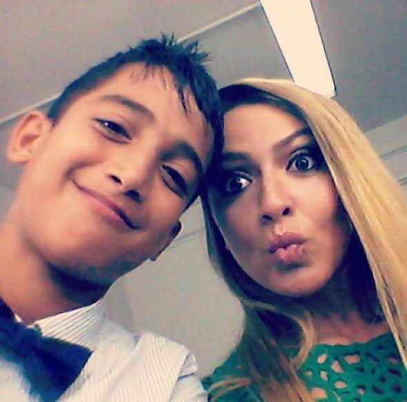 Yllar nce kendi takmnda yaran ahin Kendirci'yi sahnede gren Hadise de byk aknlk yaad.