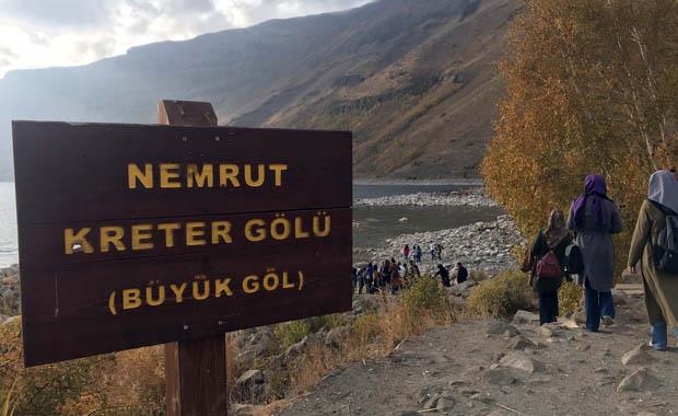 Grsel len yaatyor  <br>  Yeili bol olan Nemrut, mevsimin deitirdii bitki rtsyle doaseverler iin grsel bir len sergiliyor. Yaz ayr k ayr gzel olan kaldera, ziyaretilerini altn sars manzarasyla karlyor. Nemrut Kalderas brnd doa harikas grntsyle seyrine doyumsuz bir manzara keyfi yaatyor.