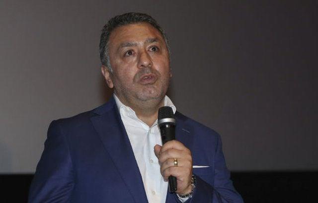 Prodksiyonun balang ve biti arasnn 2,5 yl srdn ifade eden Uslu, unlar kaydetti: "Aa yukar 6,5 ayda, 127 kiilik bir ekiple altk. Sanat ve kostm gruplar vard. Kostmler o yllara zel. 1970-1980'lere ve hatta 1967'ye kadar gittik. Oradan 1990'lara 2000'lere geldik. Kostm dizayn buna gre yapld. ok fazla ariv aratrmas gerekletirildi. Filmin n aratrmas da ok detayl yapld. Filmi yaparken, gerekleri gstereceiz diye filmini yaptmz karaktere zarar veremezdik. Bunlara ok dikkat edildi. lgilendiimiz her konunun tarihsel gereklii zerine ok altk. Bunun iin  kiiden oluan ayr bir ekip oluturduk. Bu ekip Bursa, Tarsus ve Adana'ya gitti, canl ahitlerle konutular. Onlarla rportajlar yaptlar ve senaryoya eklentilerde bulunuldu."