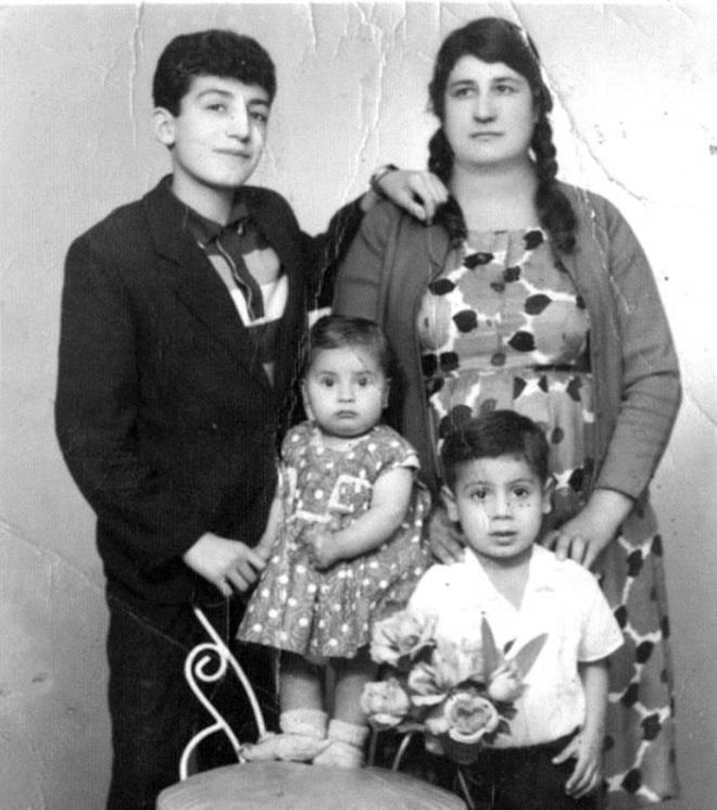 Senaryosunu Hakan Gnday'n kaleme ald Mslm filmine ilikin aklamada bulunan yapmc Mustafa Uslu, filmi iki ynetmenle ektiklerini belirterek, "Adana ekimlerini Ketche, stanbul ekimlerini ise Can Ulkay ynetti. Filmde byle bir gereksinim vard. nk Mslm Grses'in hayat, Adana ve stanbul olmak zere iki para. Birisinde daha karanlk, sert ve acmasz bir hayat var. stanbul'a geldiinde ise her ey daha gzelleiyor. Akla tanyor. Kalbine ak dyor ve her ey daha renkleniyor. Ynetmen deiiklii de akas bu anlamda ok iyi oldu" diye konutu.