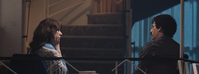 Uslu, Mslm Grses'in hayata kar duruunu ok saygyla karladn ifade ederek, "Biz gerek bir hayat hikayesi yaparken en ince detaylarn reniyoruz. Mslm Grses devlet erkanndan ok fazla davet alm. Hem de 7-8 kere. Hibirine katlmam. Bu bana ok enteresan geldi ve bunu Muhterem Nur'a sordum. ok net bir cevap verdi, 'O, nn iliklemeyi, kapatmay pek sevmezdi. Bir tek hayranlarnn nnde nn iliklemeyi ve onlarn nnde eilmeyi uygun grrd. Onun dnda pek sevmezdi.' dedi. Hibir zaman, hibir siyasi durumun iinde bulunmad. Sanat kimliiyle yaad ve sanat kimliiyle ld. Sadece hayranlarnn alkn ald ve sadece hayranlar onu sevdi." aklamasn yapt.