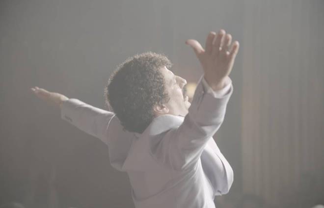 Mustafa Uslu, izleyecilerin Mslm Grses'in yaam hikayesini reneceini vurgulayarak, sanatnn hayatna dair var olan tm sorularn cevabnn filmde olduunu dile getirdi.  <p>    Yapmda Grses'in gerek grntlerini de kullanan Uslu, unlar syledi: "(Steven) Spielberg'n bir laf var, 'Eer gerek bir hayat hikayesi ekiyorsan mutlaka bunu geree dayandr ve gerek kahramann filminin ya sonuna ya iine koy'. Ayla filminde de Sleyman Dilbirlii amca, bir sahnede, bir planda son selamn verdi Trkiye'ye ve Trk halkna. Biz istedik ki bu filmin iinde, kendi filminde de Mslm Grses olsun. O da ok denk geldi ansmza. Bizim daha nce kendisiyle yapm olduumuz bir reklam filmi almasnda, kamerann kaytta olduunu bilmedii bir andaki grseli ok uyum salad. Biz o grselin alarna gre bir mekan yarattk ve kullandk. Onun da ok gzel olduunu dnyorum. Oradan babaya bir selam verdiimizi dnyorum."