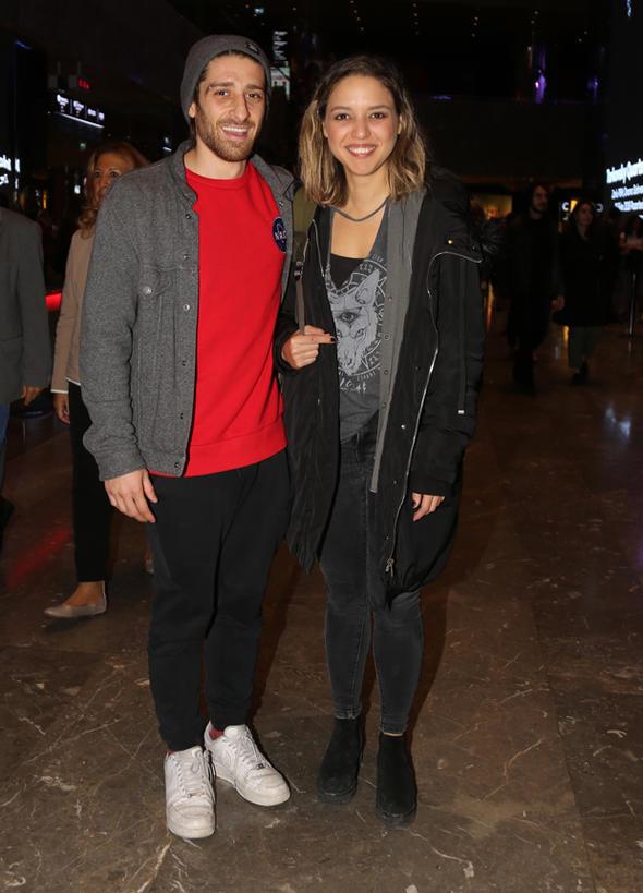 kili, nceki akam Zorlu PSM'de dzenlenen 'Ghost' mzikalini izledi. kta objektiflere birbirlerine sarlarak poz verdiler.