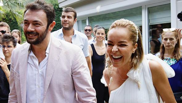 Getiimiz austos aynda Selim Selimolu ile dnyaevine giren arkc Beng, eiyle romantik bir pozunu sosyal medyadan paylat.