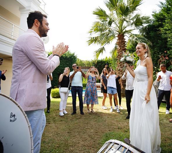 Gzel arkc, dn fotorafna, "Evlilik dnyann en gzel sevdasna 'evet' demekle balyor. Kocacm mrne talibim" satrlarn yazd.