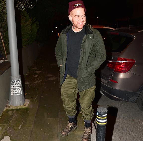 ''UYGUN OLMADIINI SYLEMEK STEMTM'': Hilal Cebeci&#8217;nin &#8216;av Bella&#8217;ya klip ekmesini sosyal medyadan eletiren ve bunun zerine arkcnn &#8220;i bo balonlarsnz&#8221; szlerine maruz kalan zouz, &#8220;Hilal Hanm kendisine gre bir cevap vermi. Halktan biri ve dinleyici olarak pek de uygun olmadn sylemek istemitim. Bu tip eserlere zen gsterilmeli&#8221; aklamasn yapt.