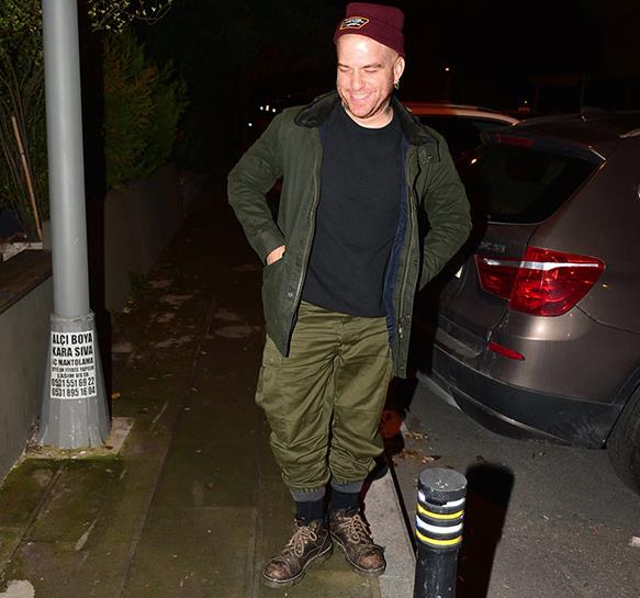 O Ses Trkiye'de bu sezon koltuunu Beyazt ztrk'e devreden Gkhan zouz, Etiler&#8217;de objektiflere takld. &#8216;O Ses Trkiye&#8217;nin jri yeliinden ayrlan arkc, &#8220;Bu sezon hi izlemedim. Televizyon seyreden bir adam deilim. Maksimum lber Ortayl&#8217;y izliyorum&#8221; diyerek Acun Ilcal'y kzdracak szler sarf etti.