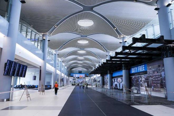 Tm etaplar bittiinde 200 milyon yolcu kapasitesi ve birbirinden bamsz 6 pisti ile Trkiye tarihinin bugne kadarki en byk yatrm olarak nitelendirilen havaliman, Dnyann en byk havaliman zelliine de sahip olacak.