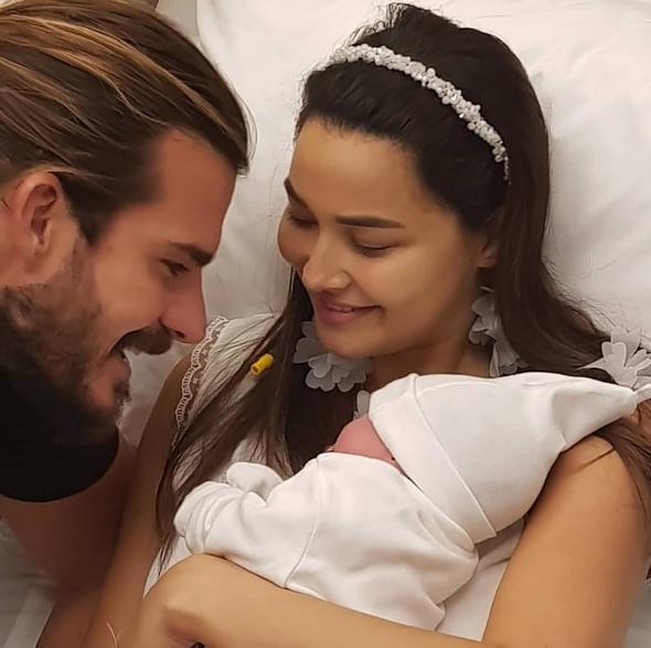 "Bu hesabn sevgi iin aldn grenler sevgi yaayan insanlardr. Para iin ald diyenler para iin yaayanlardr. Ben bu hesabn 70 bin olacan bilmiyordum ki... Bunu yapan bloggerlar var. Yolda beni gren anne babalar 'ocuumuz ok gzel ajansa m yazdrsak' diyorlar. 'Hayr 3-5 kuru iin ocuun psikolojisini bozmayn' diyorum."