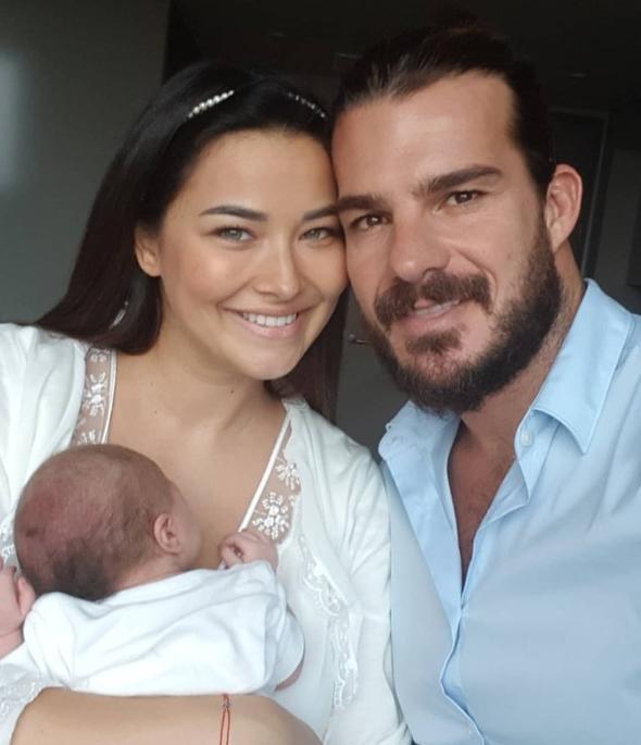 "Herkes kendi nnde yesin. ok zldm. Bizim reality ovdan geliyor olmamz kzmzn da byle bir ey yapaca anlamna gelmez. Rahat hareket edememek bile bir bedel demektir. ok kt eyler yaamadk ama bedel dedik. 'Abi beni survivor'a soksana' diyen insanlar var. nl olmak o kadar kolay deil ki..."