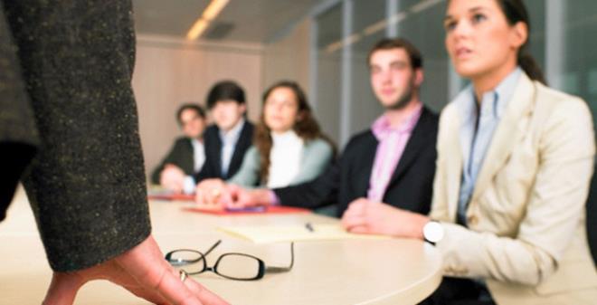 3.Kendilerini ve irketlerini Dokunulmaz Zannederler  <br>  Yksek amalara veya salkl bir kibir anlayna sahip olmak kt bir ey deildir. Ancak bu liderler baarlarn daim olarak grrler. Fikirlerine o kadar tutkunlardr ki, rakiplerinin onlara asla yetiemeyeceine, artlarn hibir zaman deimeyeceine ve asla herhangi bir aksilik olmayacana inanrlar. Bu gerekd beklentiler, baarszl kanlmaz klar. Liderler devaml bulunduklar yeri sorgulamaldrlar. zellikle de en tepede iseler.