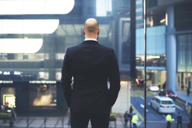 ou irket yksek zekal kiiler tarafndan ynetilir. Buna ramen, bir eyler ters gitmeye baladnda, bu genelde bu kiilerin aptalca hatalarndan dolaydr. Felaketler, aslnda ok yetenekli olan yneticilerin, kendilerinin fark edemedii ancak bakalar iin ikr olan hatalar yapmalar ve bylece kendilerini sabote etmesi sonucu meydana gelir.