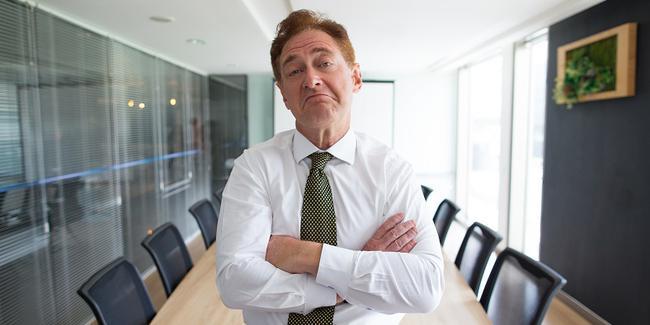 4."Ben&#8221;in Nerede Bittiini ve irketin Nerede Baladn Kestiremezler<br>    Finkelstein&#8217;n aratrmasndaki liderler, yksek profil sahibi ve irket imaj ile takntllard. Sonu olarak, irketi etkili bir ekilde ynetmek yerine irketin yz olmakla megullerdi. Bu sadece durgunlua yol amamakla kalmayp ayn zamanda drstszlk ve yolsuzlua neden oldu. irketi kendine ait olarak gren bir liderin, irketin imajn kirletecek bireyi saklamas daha muhtemeldir, bu gerek dk rakamlar gerek de hatal rnler olsun.