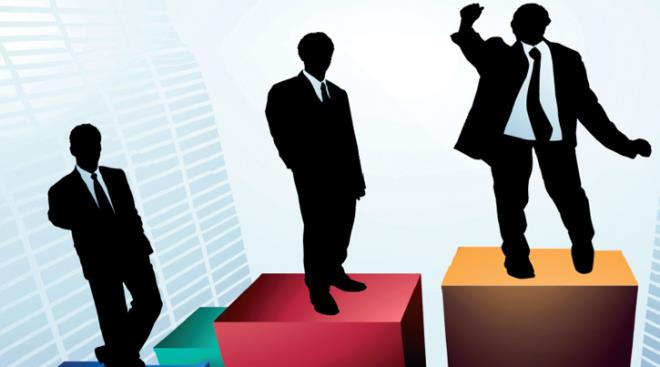 1. Kendilerinin, Bulunduklar Odadaki En Zeki nsan Olduklarn Zannederler<br>    ou baarl lider, ne kadar zek olduunu bilir. Zeklar kiiliklerini o kadar sarmtr ki, ou zaman bakalarndan gelen girdilerin gereksiz olduuna inanrlar. Hzl kararlar verirler ve herhangi bir yanl anlalma olduunda sorulara cevap vermezler. Bu, gl bir liderin beyaz perde imajna uysa da, tedbirsiz ekilde verilen an kararlar, ou zaman ok byk hatalara yol aar. Dier insanlarn ne dndn bilmemek veya umursamamak baarszlk ihtimalini artrr.