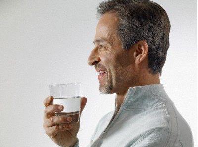 14. Herhangi bir mslman plak bir mslman giyindirirse, Allah da ona Cennetin meyvelerini ikram eder. Herhangi bir mslman susuz bir mslman suya kandrrsa, Allah da ona az mhrl (el dememi) Cennet merubatndan ikramda bulunur.