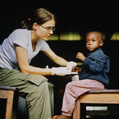 10. Dul ve fakirlere yardm eden kimse, Allah yolunda cihad eden veya gndzleri (nafile) oru tutup, gecelerini (nafile) ibadetle geiren kimse gibidir.