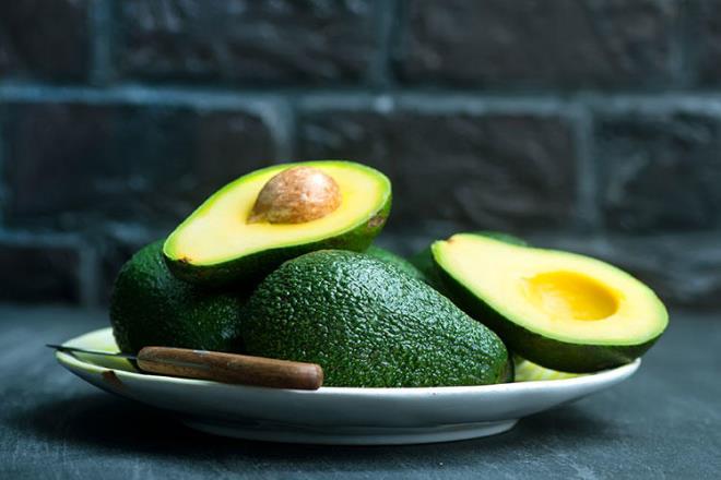 Salkl beslenme merak avokado tketimini son yllarda ok artrd ancak bir sorun var. Avokado tarm ok fazla su gerektiriyor. Bir meyve bana 270 litre suya ihtiya var ancak dnyadaki temiz su kaynaklar bu kadar hzl tkenirken yaknda avokado tarm hayal olabilir.