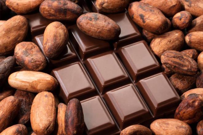 ikolatann hammaddesi olan kakaonun toplam kresel retiminin yzde 70&#8217;i Afrika'da gerekletiriliyor. Hava scaklklarnn giderek artmas, blgede yetitirilen kakao aalarnn verimini dryor, hatta yok olma tehlikesiyle kar karya brakyor. Dnyann en byk ikolata reticisinin getiimiz yl yapt aklamaya gre yakn gelecekte dnyada ikolata olmayacak.