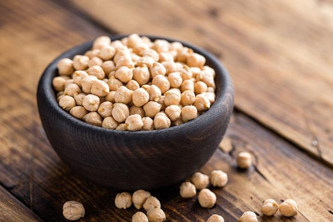 te Trk mutfa dahil birok mutfan en nemli malzemelerinden biri daha... Nohut retiminde de bol miktarda su kullanlyor ve gnmzn kuraklk koullar nohut retimine byk zarar veriyor. Uzmanlar bu zararn gnmzde imdiden retimde yzde 40-50'lik bir dle sonulandn belirtiyor.