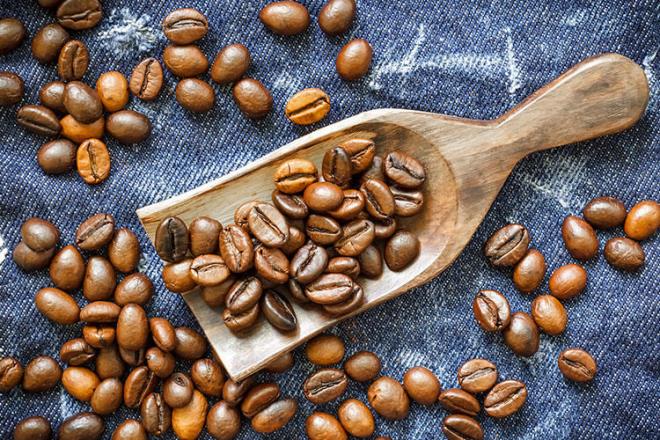 Gney Amerika'da yetitirilen kahve aalarnn da iklim deiikliinden olduka etkilenecei ngrlyor. Bu nedenle en ok tercih edilen, en kaliteli kahve cinsi olarak bilinen arabika kahvelerinin retim skntsna girecei, hammaddenin giderek azalmasyla kahve tketiminin bir lkse dnecei dnlyor. te yandan artan hava scaklklar da tozlamada byk nemi olan arlar daha serin blgelere ge zorlayacandan kahve iki trl tehdit altnda...