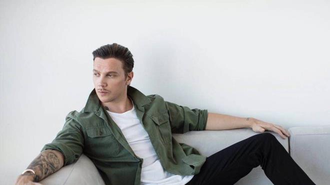 Aranjr ve arkc Sinan Akl, kazancn gzellik ve bakm sektrne yatrmaya karar verdi. Akl, bir gzellik merkezinin ubelerini satn ald