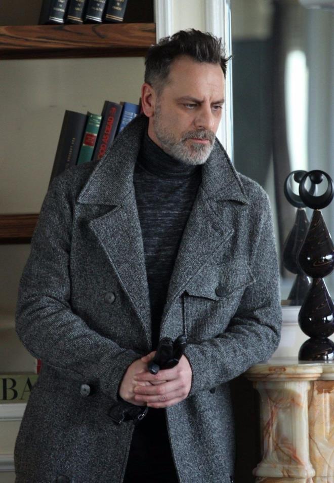 Oyunculuktan nce maazasnda ayakkab satan Ozan Gven, bu mesleinden vazgemedi. Gven'in farkl semtlerde ayakkab maazas var.