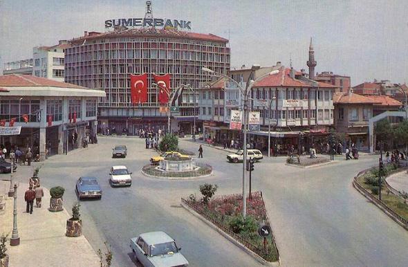 1927'de 3,3 milyon kii ehirde, 10,3 milyon kii kyde yaarken, geen yl itibaryla il ve ilelerde yaayanlarn says 74,8 milyon, belde ve kylerde yaayanlarn says da 6 milyon olarak tespit edildi.