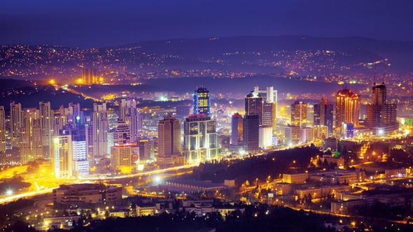 Projeksiyonlara gre, Trkiye'de douta beklenen yaam sresi artarken, nfus yalanmaya devam edecek.    Nfusun ya yapsnn nemli bir gstergesi niteliindeki ortanca yan 2080'de 45 olmas ngrlyor.