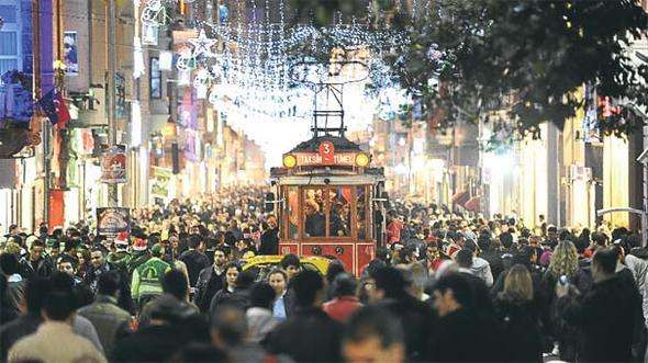 Gelecek yllar iin nfus projeksiyonlar  <br>  Demografik gstergelerdeki mevcut eilimler devam ettii takdirde, 2017 ylnda 80 milyon 810 bin 525 kii olan Trkiye nfusunun, 2023 ylnda 86 milyon 907 bin 367 kiiye kmas, 2069 ylna kadar artarak 107 milyon 664 bin 79 kiiyle en yksek deerine ulamas, bu yldan itibaren azala gemesi ve 2080 ylnda 107 milyon 100 bin 904 kiiye gerilemesi bekleniyor.