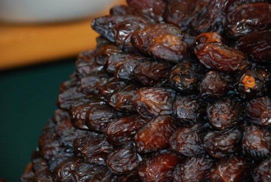 Ramazan ay�n�n gelmesiyle birlikte iftarlar�n vazge�ilmezi olan hurma, tezgahlardaki yerini ald�.