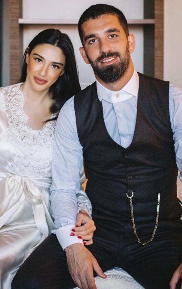 Sezaryen do�um yapan Asl�han Do�an’�n hastanede odas�nda �ekilen foto�raf� Kanal D’deki 2. Sayfa program�nda yay�nland�.