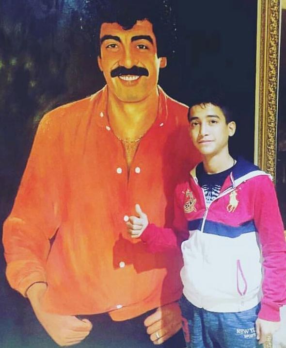 ACUN ILICALI'NIN �ZER�MDE EME�� B�Y�K'    Tan�nmas�nda yar��malar�na kat�ld��� Acun Il�cal�'n�n eme�inin �ok oldu�unu s�yleyen gen� oyuncu, "Acun Il�cal�'ya �ok te�ekk�r ederim �zerimde eme�i b�y�k. Benim babam hamal ondan asla utanmad�m. Yar��mada da ilk �ark�dan sonra herkesin 'Bir daha' demesi beni �ok duyguland�rd�.